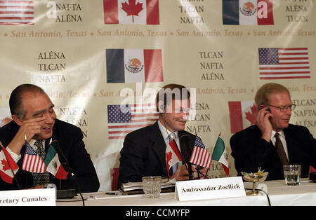 BUS; NAFTA; 16.07.04; Nach zehn Jahren das nordamerikanische Freihandelsabkommen (NAFTA) treffen, die Chef-Unterhändler von Mexiko, den USA und Kanada über die Zukunft der NAFTA im St. Anthony Hotel in San Antonio, Texas, Freitag, 16. Juli 2004. Durchführung einer Pressekonferenz und Stockfoto