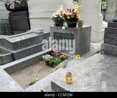 17. Juli 2004; Paris, Frankreich; Das Grab von Türen-Frontmann JIM MORRISON (1943-1971) @ Pere Lachaise Friedhof. Morrison starb 1971 @ Alter von 27 Jahren an einem Herzinfarkt. Sein Grab wird von der Polizei überwacht 24 Stunden am Tag und ist oft verbarrikadiert, um Fans fernzuhalten. Père Lachaise ist der größte Friedhof in Pari Stockfoto