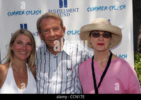 24. Juli 2004; Los Angeles, Kalifornien, USA; ALFRED MANN und Familie bei der Erfüllung des Fonds jährliche Summer Splash zugunsten der Jugend Stipendien auf dem Weingut Alfred Mann, Beverly Hills, Kalifornien. Stockfoto