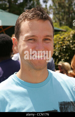 24. Juli 2004; Los Angeles, Kalifornien, USA; MARK HOPPUS bei der Erfüllung des Fonds jährliche Summer Splash zugunsten der Jugend Stipendien auf dem Weingut Alfred Mann, Beverly Hills, Kalifornien. Stockfoto