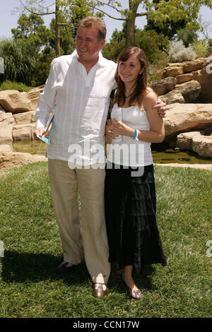 24. Juli 2004; Los Angeles, Kalifornien, USA; JOHN REILLY und Tochter CAITLIN an der Erfüllung des Fonds jährliche Summer Splash zugunsten der Jugend Stipendien auf dem Weingut Alfred Mann, Beverly Hills, Kalifornien. Stockfoto