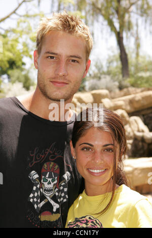 24. Juli 2004; Los Angeles, Kalifornien, USA; JUSTIN und LINDSAY HARTLEY an der Erfüllung des Fonds jährliche Summer Splash zugunsten der Jugend Stipendien auf dem Weingut Alfred Mann, Beverly Hills, Kalifornien. Stockfoto