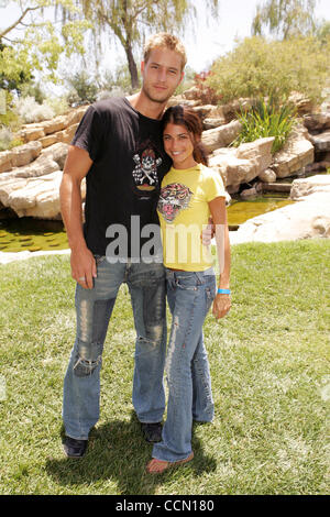 24. Juli 2004; Los Angeles, Kalifornien, USA; JUSTIN und LINDSAY HARTLEY an der Erfüllung des Fonds jährliche Summer Splash zugunsten der Jugend Stipendien auf dem Weingut Alfred Mann, Beverly Hills, Kalifornien. Stockfoto