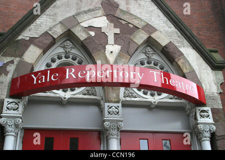 24. Juli 2004; New Haven, CT, USA; Ein Blick auf die Yale Repertory Theatre auf dem Campus der Yale University. Beide Präsidenten Candiidates John Kerry & George W. Bush besuchte Yale sowie der Geheimgesellschaft "Skull & Knochen". Stockfoto