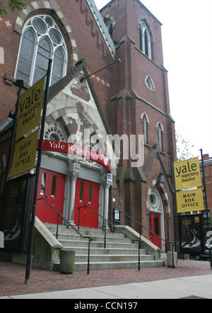 24. Juli 2004; New Haven, CT, USA; Ein Blick auf die Yale Repertory Theatre auf dem Campus der Yale University. Beide Präsidenten Candiidates John Kerry & George W. Bush besuchte Yale sowie der Geheimgesellschaft "Skull & Knochen". Stockfoto