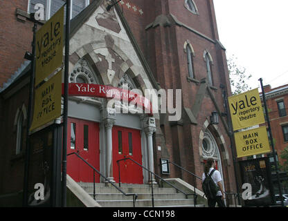 24. Juli 2004; New Haven, CT, USA; Ein Blick auf die Yale Repertory Theatre auf dem Campus der Yale University. Beide Präsidenten Candiidates John Kerry & George W. Bush besuchte Yale sowie der Geheimgesellschaft "Skull & Knochen". Stockfoto