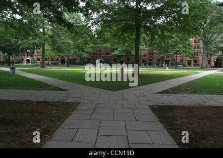 24. Juli 2004; New Haven, CT, USA; Ein Blick auf das Quad auf dem Campus der Yale University. Beide Präsidenten Candiidates John Kerry & George W. Bush besuchte Yale sowie der Geheimgesellschaft "Skull & Knochen". Stockfoto