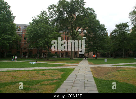 24. Juli 2004; New Haven, CT, USA; Ein Blick auf das Quad auf dem Campus der Yale University. Beide Präsidenten Candiidates John Kerry & George W. Bush besuchte Yale sowie der Geheimgesellschaft "Skull & Knochen". Stockfoto