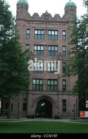 24. Juli 2004; New Haven, CT, USA; Ein Blick auf das Quad auf dem Campus der Yale University. Beide Präsidenten Candiidates John Kerry & George W. Bush besuchte Yale sowie der Geheimgesellschaft "Skull & Knochen". Stockfoto