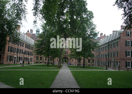 24. Juli 2004; New Haven, CT, USA; Ein Blick auf das Quad auf dem Campus der Yale University. Beide Präsidenten Candiidates John Kerry & George W. Bush besuchte Yale sowie der Geheimgesellschaft "Skull & Knochen". Stockfoto