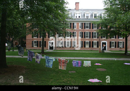 24. Juli 2004; New Haven, CT, USA; Ein Blick auf das Quad auf dem Campus der Yale University. Beide Präsidenten Candiidates John Kerry & George W. Bush besuchte Yale sowie der Geheimgesellschaft "Skull & Knochen". Stockfoto