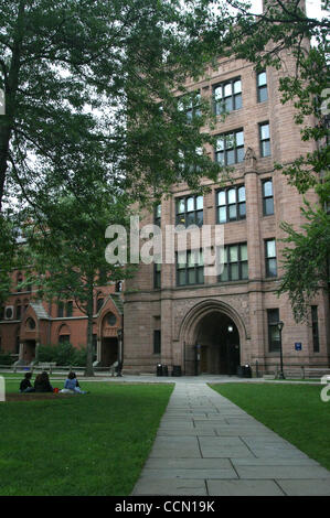 24. Juli 2004; New Haven, CT, USA; Ein Blick auf das Quad auf dem Campus der Yale University. Beide Präsidenten Candiidates John Kerry & George W. Bush besuchte Yale sowie der Geheimgesellschaft "Skull & Knochen". Stockfoto