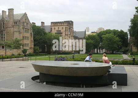 24. Juli 2004; New Haven, CT, USA; Ein Blick auf das Quad auf dem Campus der Yale University. Beide Präsidenten Candiidates John Kerry & George W. Bush besuchte Yale sowie der Geheimgesellschaft "Skull & Knochen". Stockfoto