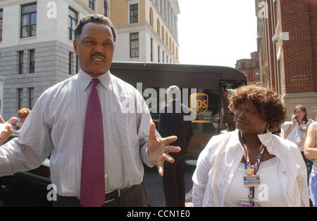 METRO-die Pastorin Jesse Jackson hält inne, um Fans, darunter Sondra Ardrey, rechts, der Rasenfläche für Bowling, KY, an einer Ecke zwischen Vorträge während der Democratic National Convention in Boston, MA am Montag, 26. Juli 2004 zu begrüßen. Lisa Krantz/Personal Stockfoto