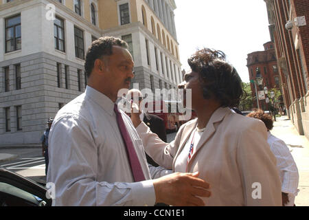 METRO-die Pastorin Jesse Jackson hält inne, um Fans einschließlich Kimberly Adams von Laurel, Mississippi, der The Washington Center an einer Ecke zwischen Vorträge während der Democratic National Convention in Boston, MA am Montag, 26. Juli 2004 zu begrüßen. Lisa Krantz/Personal Stockfoto