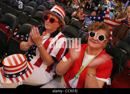 26. Juli 2004; Boston, MA, USA; Delegierten der Democratic National Convention 2004 abgehaltenen Fleet Center. Stockfoto