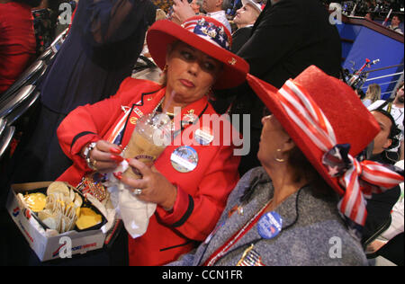 26. Juli 2004; Boston, MA, USA; Delegierten der Democratic National Convention 2004 abgehaltenen Fleet Center. Stockfoto