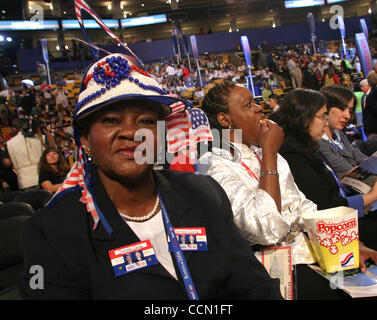 26. Juli 2004; Boston, MA, USA; Delegierten der Democratic National Convention 2004 abgehaltenen Fleet Center. Stockfoto