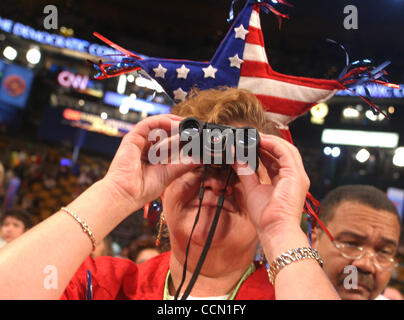 26. Juli 2004; Boston, MA, USA; Delegierten der Democratic National Convention 2004 abgehaltenen Fleet Center. Stockfoto