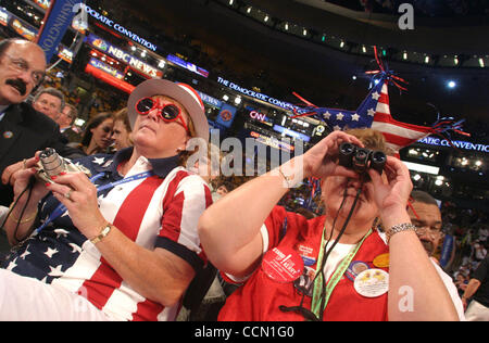 26. Juli 2004; Boston, MA, USA; Delegierten der Democratic National Convention 2004 abgehaltenen Fleet Center. Stockfoto