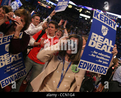 26. Juli 2004; Boston, MA, USA; Delegierten der Democratic National Convention 2004 abgehaltenen Fleet Center. Stockfoto