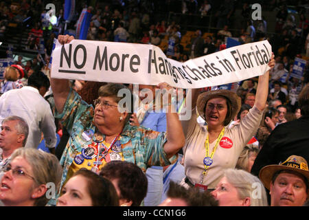 26. Juli 2004; Boston, MA, USA; Delegierten der Democratic National Convention 2004 abgehaltenen Fleet Center. Stockfoto