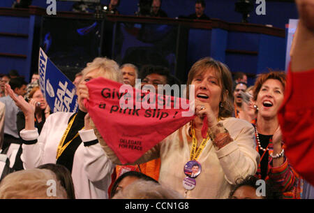 26. Juli 2004; Boston, MA, USA; Delegierten der Democratic National Convention 2004 abgehaltenen Fleet Center. Stockfoto