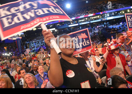 26. Juli 2004; Boston, MA, USA; Delegierten der Democratic National Convention 2004 abgehaltenen Fleet Center. Stockfoto