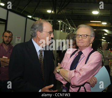 27. Juli 2004; Boston, MA, USA; GEORGE MITCHELL & Talkmaster LARRY KING auf der Democratic National Convention 2004 statt im Fleet Center. Stockfoto