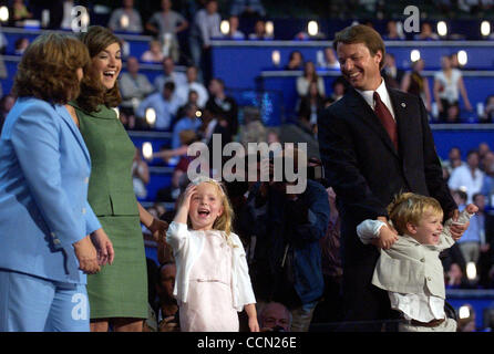 METRO-Senator John Edwards begrüßt das Publikum mit seiner Frau Elizabeth Töchter Cate, links, und Emma Claire und seinem Sohn Jack nach seiner Rede auf der Democratic National Convention im Fleet Center in Boston, MA am Mittwoch, 28. Juli 2004. Lisa Krantz/Personal Stockfoto