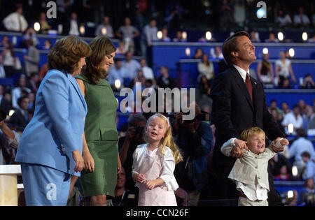 METRO-Senator John Edwards begrüßt das Publikum mit seiner Frau Elizabeth Töchter Cate, links, und Emma Claire und seinem Sohn Jack nach seiner Rede auf der Democratic National Convention im Fleet Center in Boston, MA am Mittwoch, 28. Juli 2004. Lisa Krantz/Personal Stockfoto