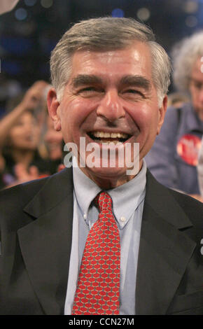 28. Juli 2004; Boston, MA, USA; Ehemalige Präsidentschaftskandidat MICHAEL DUKAKIS bei der Democratic National Convention 2004 statt im Fleet Center. Stockfoto