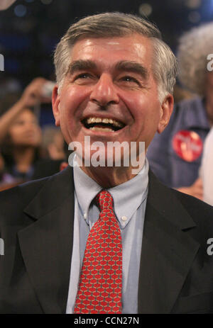 28. Juli 2004; Boston, MA, USA; Ehemalige Präsidentschaftskandidat MICHAEL DUKAKIS bei der Democratic National Convention 2004 statt im Fleet Center. Stockfoto