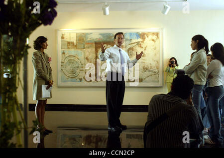 Tony Garza, US-Botschafter in Mexiko, gibt einer Gruppe von Sommer camp Kunststudenten einen Überblick über seine Galerie in der Residenz des Botschafters in Mexiko-Stadt auf Donnerstag, 29. Juli 2004.  Abaseh Mirvali, links der Kurator der Ausstellung, steht auf der Rahmen und ein Stück von Texas-Künstler Robert Rauschenberg hängt sein Stockfoto