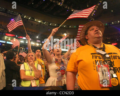 29. Juli 2004; Boston, MA, USA; Delegierten der Democratic National Convention 2004 abgehaltenen Fleet Center. Stockfoto