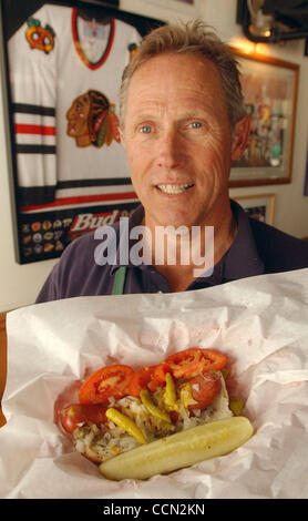Eigentümer Richard Sherman der Orignal Chicago hält alle Rindfleisch koscher Style Hot-Dog im Stadion Pub in Walnut Creek Montag Juli 26,2004. Serviert auf einem Mohn-Brötchen mit gelben Senf, Zwiebeln, Paprika Sport, Sauberkeit Tomate, lustvoll und Dill Pickles Speer, 2,95. Selleriesalz auf der Seite. (Contra Costa Times Stockfoto