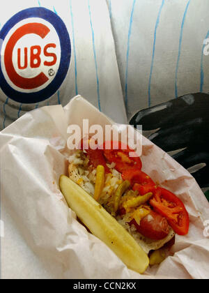 Der Orignal Chicago alle koscher Rindfleisch style Hot Dog im Stadion Pub in Walnut Creek Montag Juli 26,2004 (2,95). Serviert auf einem Mohn-Brötchen mit gelben Senf, Speer, Zwiebeln, Paprika Sport, Sauberkeit Tomate, lustvoll und eine Dill-Gurke. Selleriesalz auf der Seite. (Contra Costa Times / Bob Larson) Stockfoto