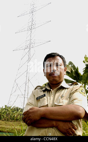 PEMAGAR SARI, BOGOR, WEST-JAVA, Indonesien 10. August 2004 Eddy Muslihat, indonesische Regierung Offizier vom Ciseeng entfernt.  Menschen verweigern PLN Plan, weil dadurch der Preis des Landes sehr billig wird und auch die Gesundheit der Menschen, diejenigen, die unter Netzwerk Leben gefährden kann.    Foto von Yusnirsy Stockfoto