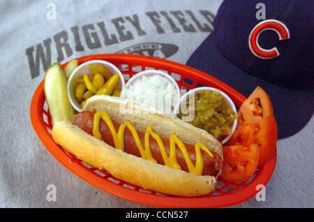 Stadion Pub Chicago Style Hot Dog mit Tomaten, lustvoll, Zwiebeln, Paprika Sport, Gelbsenf und eine Gurke. 2.95 (Contra Costa Times / Bob Larson) Stockfoto