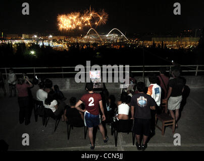 8-13, Feuerwerk erleuchten den Himmel bei der Eröffnungsfeier der Olympischen Sommerspiele 2004 von den billigen Plätzen auf dem Dach der Aspaite Universität in Athen, Creece Freitag, 13. August 2004 gesehen.  (Contra Costa Times / Karl Mondon) Stockfoto