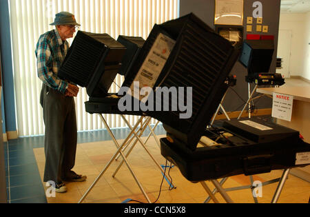 18. August 2004; Miami, FL, USA; HULON LAWSON von Clarke Seeufer checkt das neue elektronische Wahlmaschinen auf dem Palm Beach County Leitung von Wahlen Büro in West Palm Beach auf Mittwoch, 18. August 2004. '' Ich bin ein Rebell von Süd-Georgien,'' sagte Lawson, jetzt ein Florida-Rentner. Stockfoto