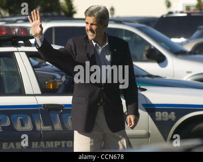 Montauk, NY - 082204 - demokratischen Präsidentschaftskandidaten US-Senator John Kerry grüßt Gratulanten und Gemeindemitglieder vor dem Besuch Masse an Heilige Therese von Lisieux Kirche in Montauk, New York, 22. August 2004 (Foto: Gordon M. Grant / Zuma Press) Stockfoto