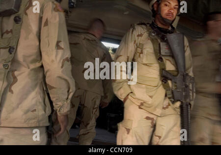 29. August 2004; Ft. Irwin, Kalifornien, USA; Die 256. trainiert Bataillon der Louisiana Nationalgarde für einen einjährigen Irak-Einsatz im National Training Center. Ihre Wüste Ausbildung beteiligten umfangreiche Rollenspiele, einschließlich der Interaktion mit den Irakern, spielte von irakisch-Amerikaner und Mitgliedern der th Stockfoto