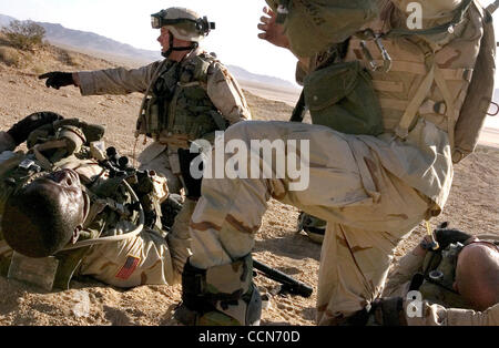 29. August 2004; Ft. Irwin, Kalifornien, USA; Die 256. trainiert Bataillon der Louisiana Nationalgarde für einen einjährigen Irak-Einsatz im National Training Center. Ihre Wüste Ausbildung beteiligten umfangreiche Rollenspiele, einschließlich der Interaktion mit den Irakern, spielte von irakisch-Amerikaner und Mitgliedern der th Stockfoto