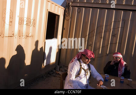 29. August 2004; Ft. Irwin, Kalifornien, USA; Die 256. trainiert Bataillon der Louisiana Nationalgarde für einen einjährigen Irak-Einsatz im National Training Center. Ihre Wüste Ausbildung beteiligten umfangreiche Rollenspiele, einschließlich der Interaktion mit den Irakern, spielte von irakisch-Amerikaner und Mitgliedern der th Stockfoto