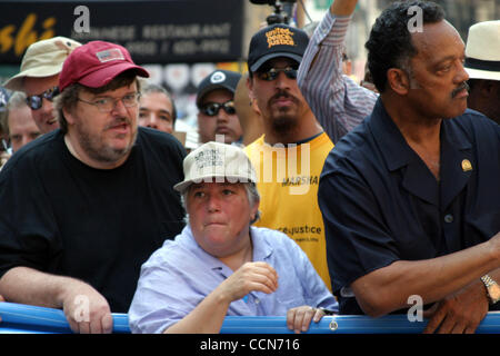 Filmemacher MICHAEL MOORE, Pfr. JESSIE JACKSON und LESLIE CAGAN, der Direktor der United For Peace, sammeln mit Hunderttausenden in NYC heute um die BUSH-Agenda zu protestieren und die Ankunft der RNC nach New York.  Demonstranten marschierten vor Madison Square Garden Bush geben die Nachricht nach Hause gehen Stockfoto