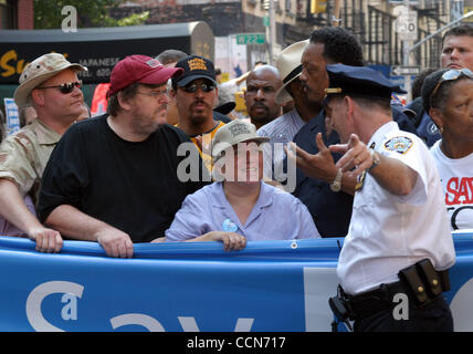 Filmemacher MICHAEL MOORE, Pfr. JESSIE JACKSON und LESLIE CAGAN, der Direktor der United For Peace, sammeln mit Hunderttausenden in NYC heute um die BUSH-Agenda zu protestieren und die Ankunft der RNC nach New York.  Demonstranten marschierten vor Madison Square Garden Bush geben die Nachricht nach Hause gehen Stockfoto