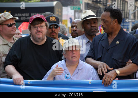 Filmemacher MICHAEL MOORE, Pfr. JESSIE JACKSON, Schauspieler DANNY GLOVER und LESLIE CAGAN, der Direktor der United For Peace, sammeln mit Hunderttausenden in NYC heute um die BUSH-Agenda zu protestieren und die Ankunft der RNC nach New York.  Demonstranten marschierten vor Madison Square Garden, Bush th geben Stockfoto