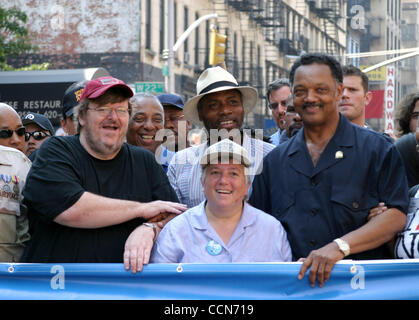 Filmemacher MICHAEL MOORE, Pfr. JESSIE JACKSON, Schauspieler DANNY GLOVER und LESLIE CAGAN, der Direktor der United For Peace, sammeln mit Hunderttausenden in NYC heute um die BUSH-Agenda zu protestieren und die Ankunft der RNC nach New York.  Demonstranten marschierten vor Madison Square Garden, Bush th geben Stockfoto