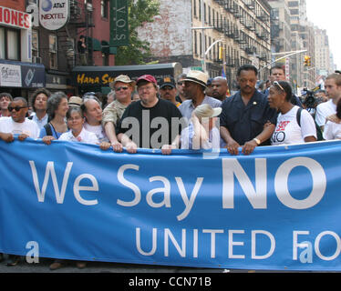 Filmemacher MICHAEL MOORE, Pfr. JESSIE JACKSON, Schauspieler DANNY GLOVER und LESLIE CAGAN, der Direktor der United For Peace, sammeln mit Hunderttausenden in NYC heute um die BUSH-Agenda zu protestieren und die Ankunft der RNC nach New York.  Demonstranten marschierten vor Madison Square Garden, Bush th geben Stockfoto